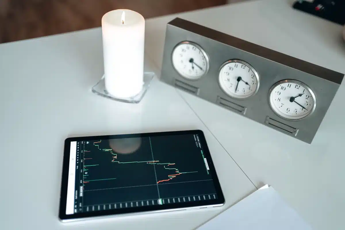 Horloge mondiale affichant les différentes heures d'ouverture des marchés financiers par région