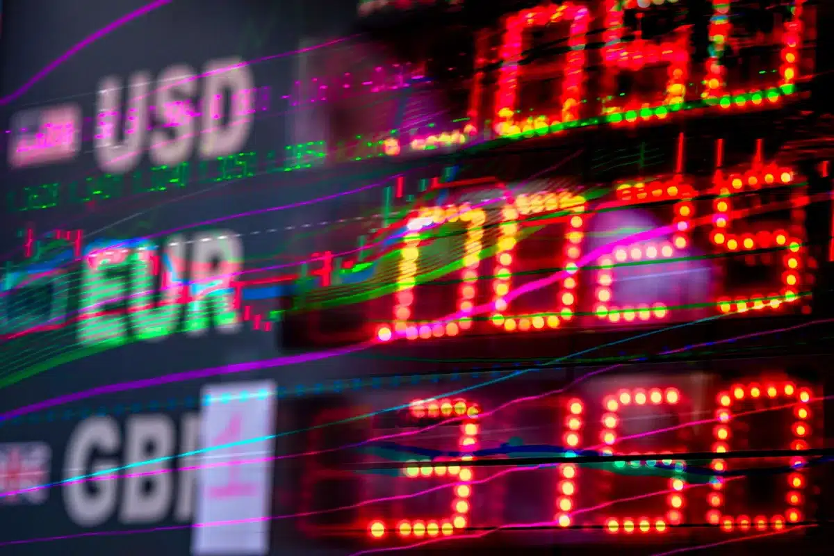 Écran de trading montrant des paires de devises avec graphiques en temps réel pendant les heures de chevauchement