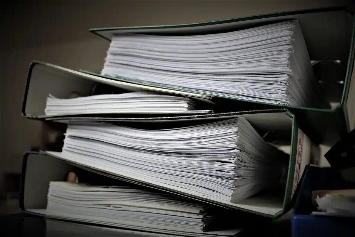 Personne remplissant un formulaire de réclamation auprès d'une agence gouvernementale sur ordinateur