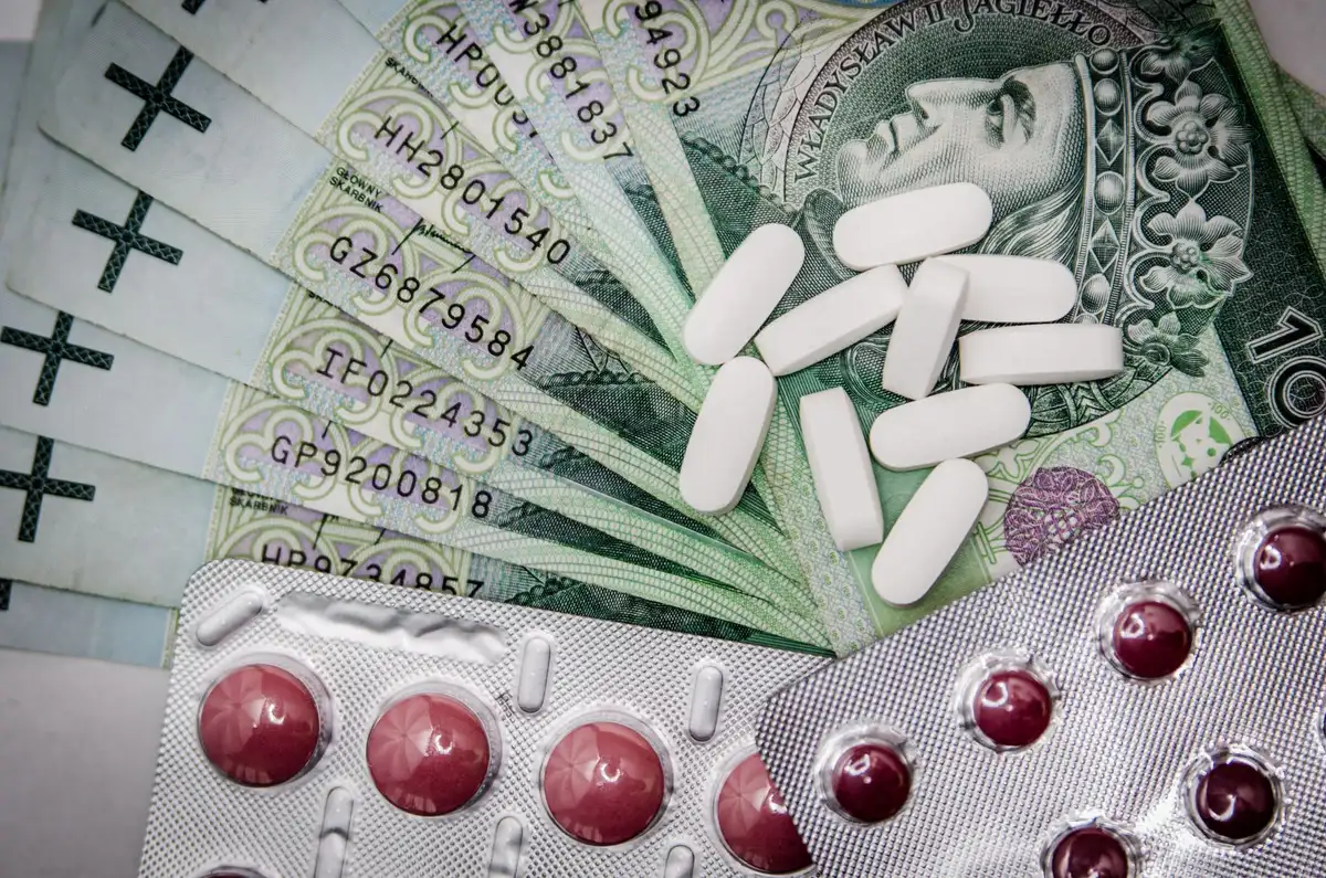 Pile de reçus médicaux, ordonnances et factures de soins de santé admissibles pour un HSA.