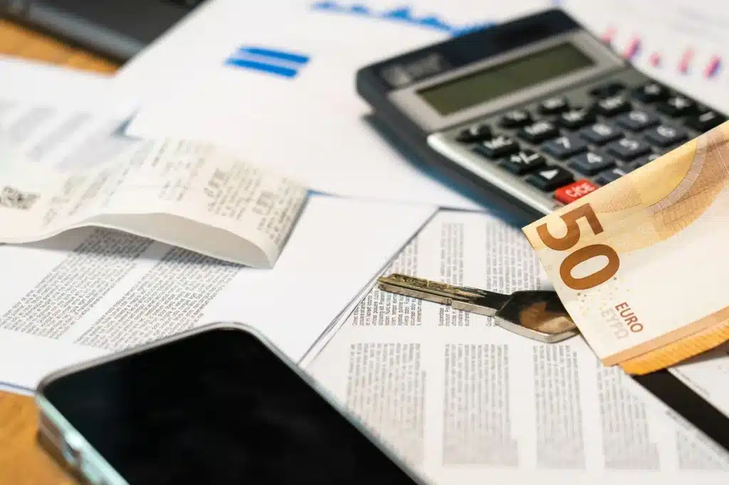 Documents d'assurance santé, reçus médicaux et calculatrice sur un bureau, symbolisant la gestion fiscale d'un HSA.