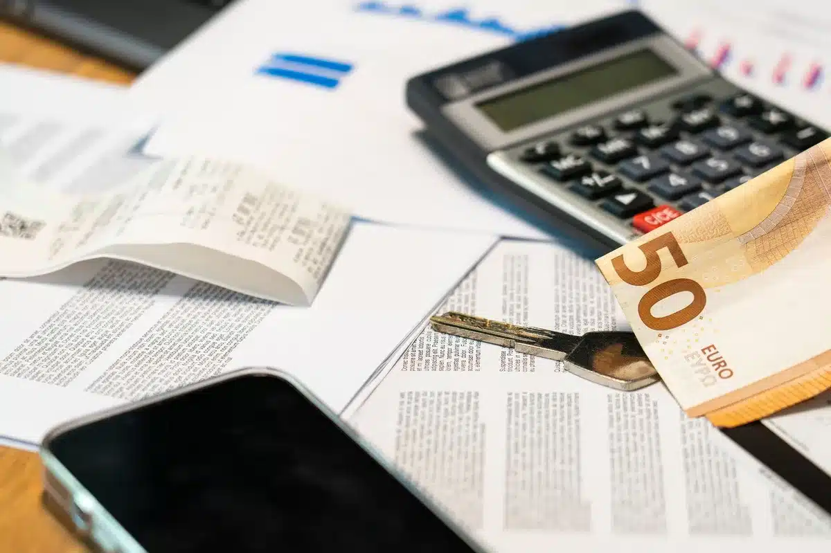 Documents d'assurance santé, reçus médicaux et calculatrice sur un bureau, symbolisant la gestion fiscale d'un HSA.