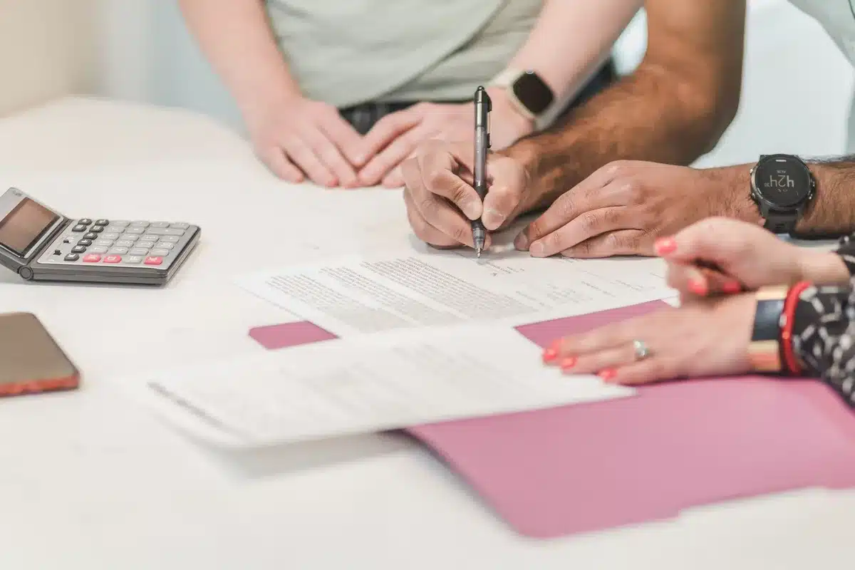 Documents d'assurance maladie et formulaires de couverture Medicare sur un bureau