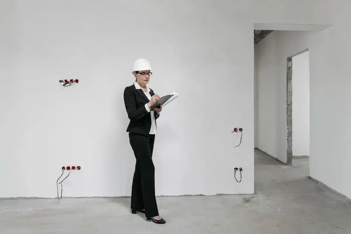 Visite d'inspection d'un logement avec vérification des équipements et prise de photos
