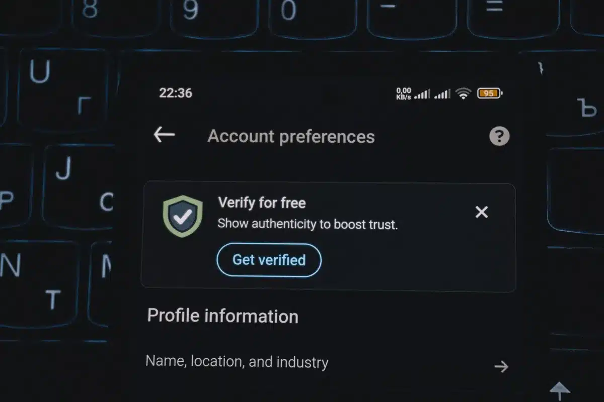 Interface de la World App affichant les étapes de vérification et d'accès au World ID