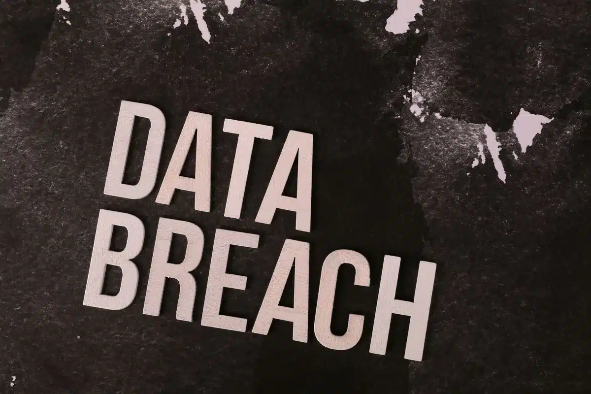Symbole de sécurité informatique et de protection des données avec alerte