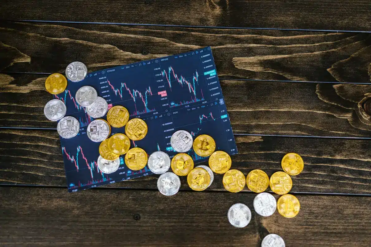 Pièces de monnaie et tokens numériques sur un circuit électronique lumineux symbolisant un stablecoin adossé au dollar