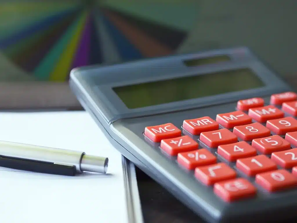 Bureau avec documents financiers, pièces de monnaie et calculatrice illustrant le choix entre placements