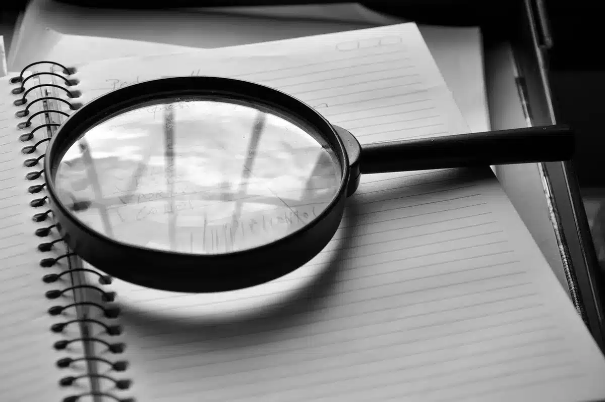 Loupe passant sur un chèque montrant des signes de contrefaçon