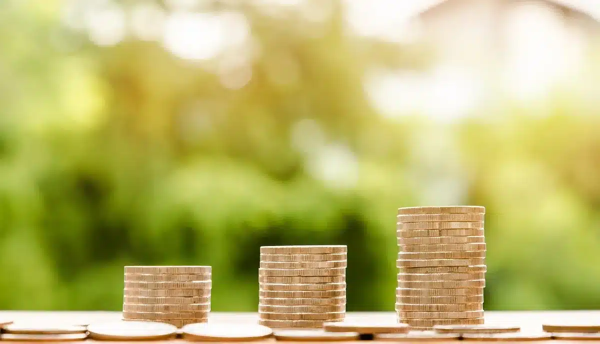 Mains anonymes échangeant un chèque et une clé sur un comptoir bancaire