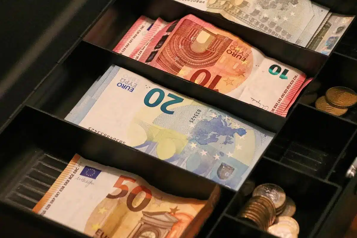 Smartphone affichant une alerte de solde et options de transfert automatique