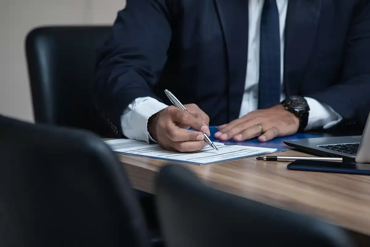 Prospectus d'offre Reg A+ posé sur un bureau avec un stylo et une calculatrice