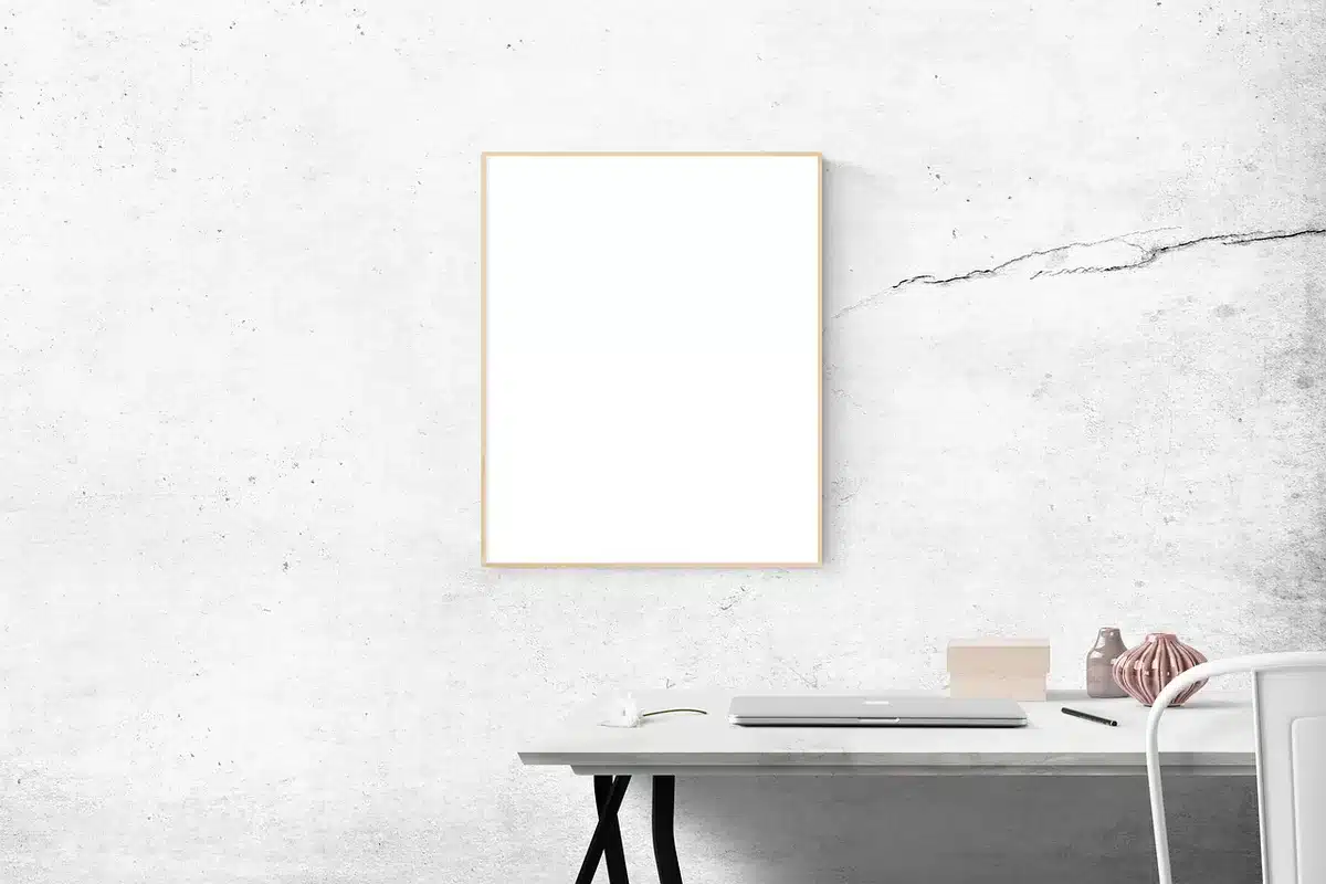 Comparaison de plusieurs devis posés sur un bureau