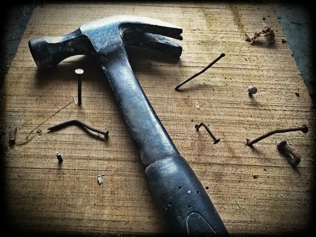 Cuisine en travaux avec outils et matériaux, lumière naturelle