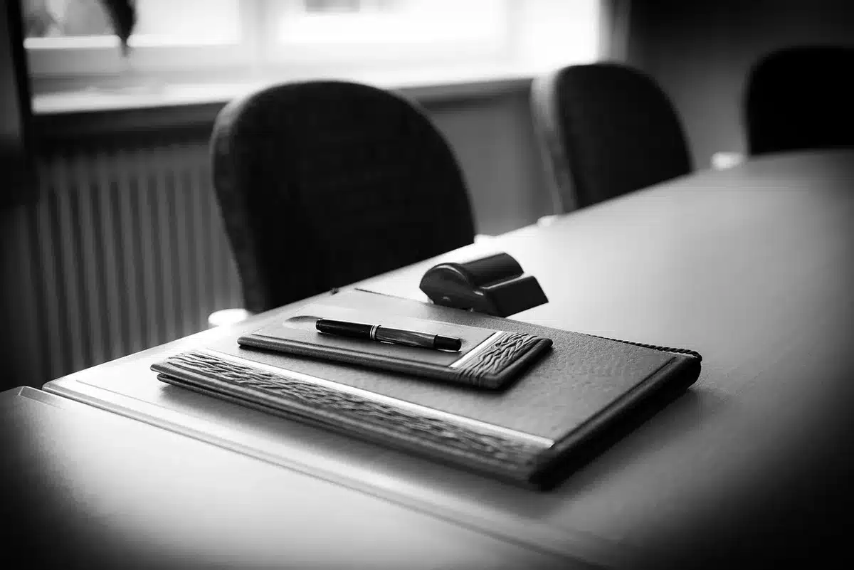 Main posant un certificat de dépôt sur une table