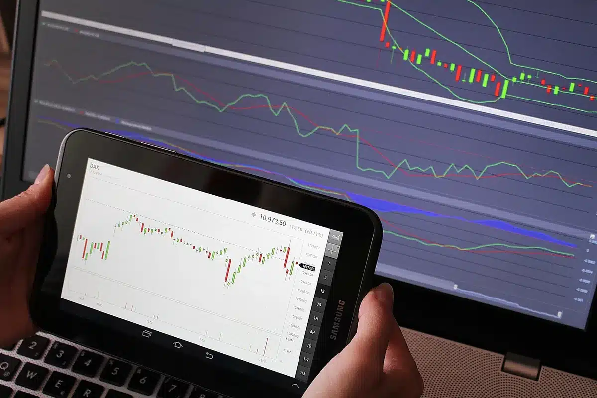 Schéma abstrait montrant un agent logiciel et la tokenisation sur une blockchain