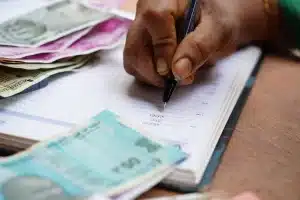 Documents bancaires suisses et passeport sur un bureau
