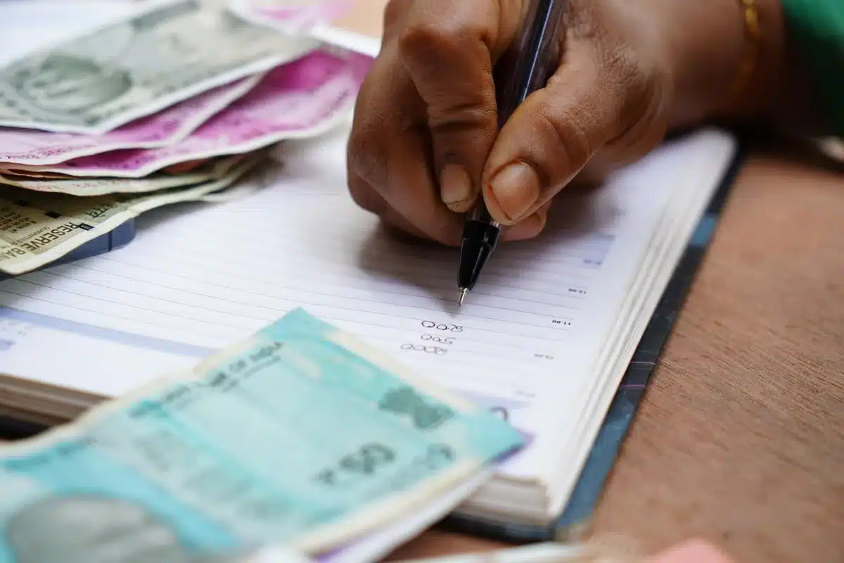 Documents bancaires suisses et passeport sur un bureau