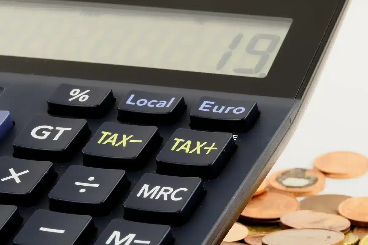 Relevé de frais bancaires et calculatrice sur une table