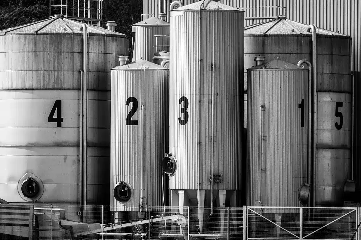 Intérieur d'usine de semi‑conducteurs avec équipements de production