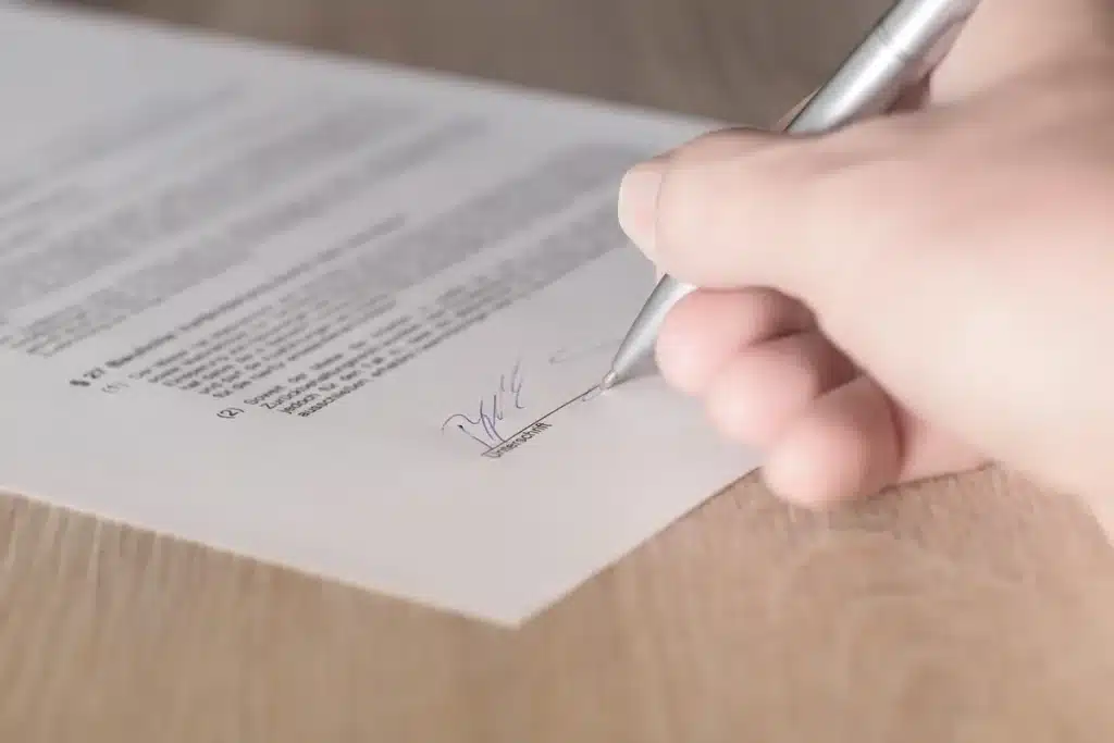 Contrat d'emploi à temps partiel avec documents d'assurance santé et dossiers de retraite sur un bureau