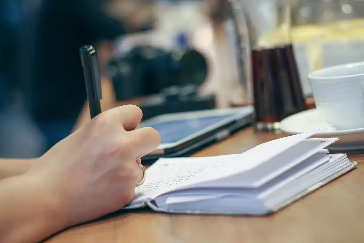 Bureau de trader avec ordinateur portable, cahier et graphiques
