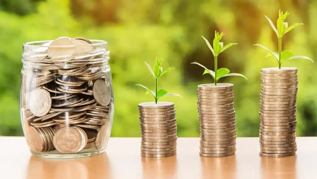 Main geste de donation d'un certificat financier à une association caritative