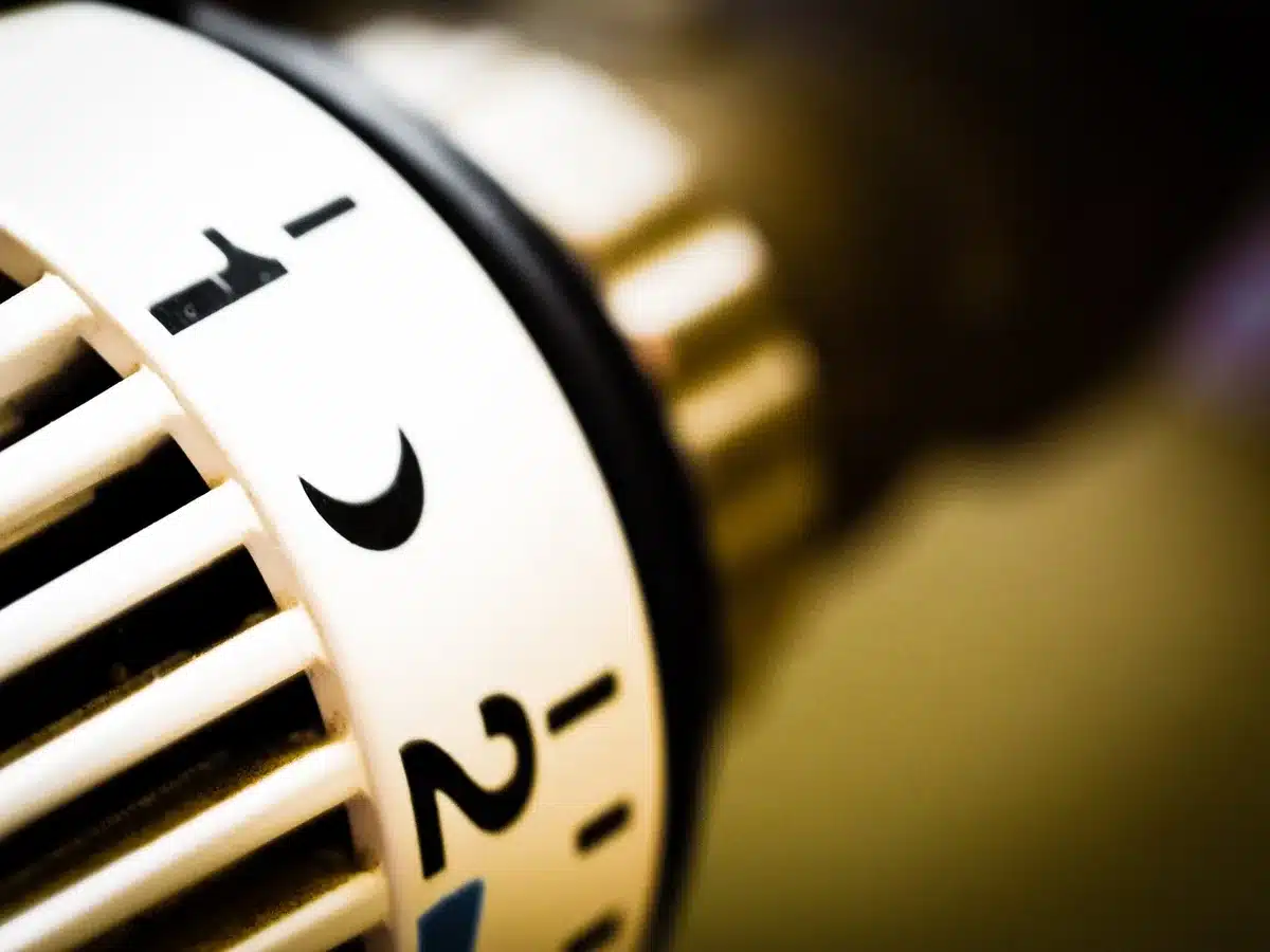Systèmes de chauffage, canalisations et installations électriques d'un logement