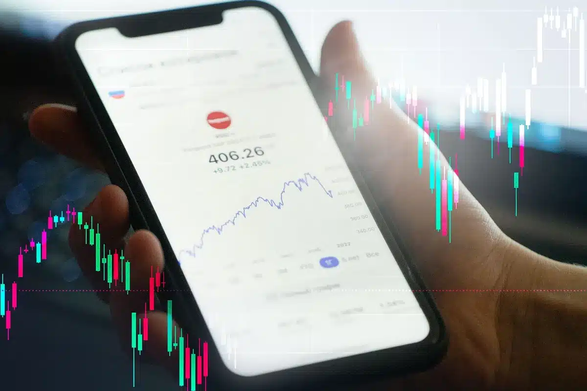 Gros plan d'un écran montrant moyennes mobiles et indicateurs techniques