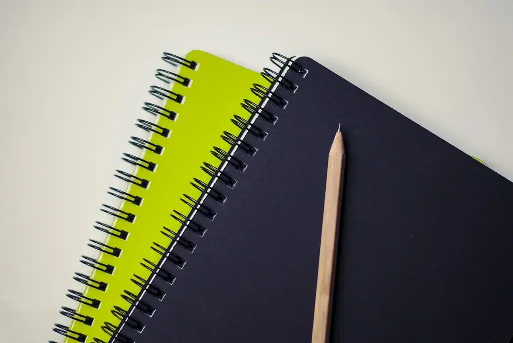Mains tenant des documents de retraite et une calculatrice sur un bureau
