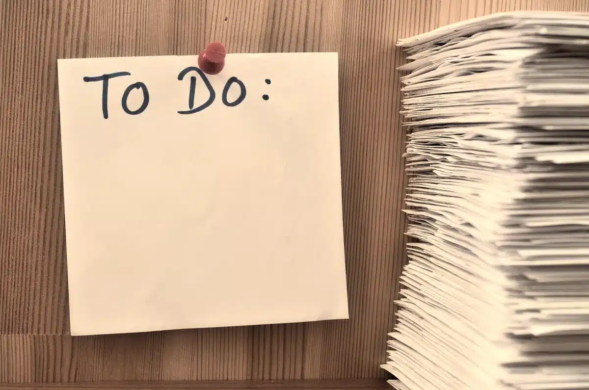 Bloc-notes avec checklist des erreurs à éviter lors du filtrage d'actions