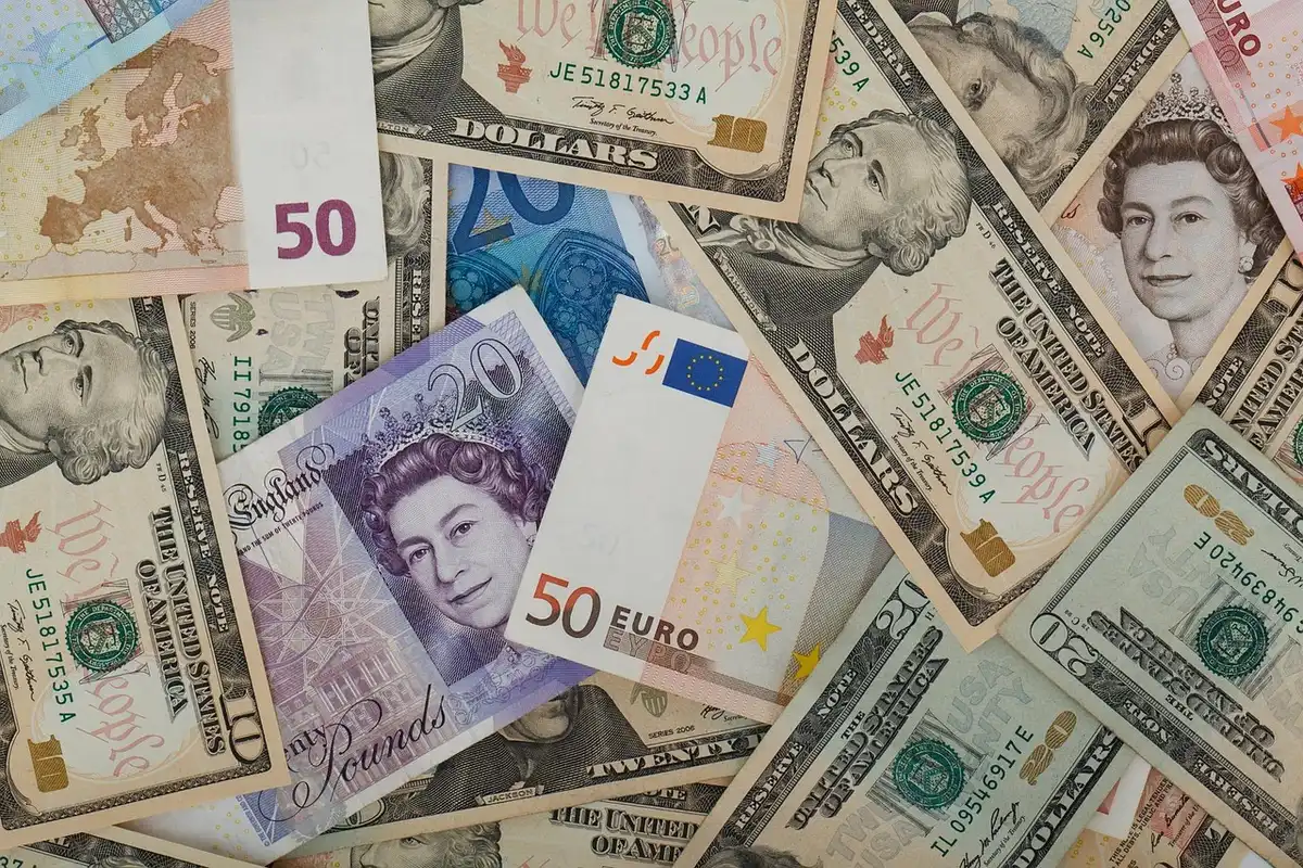 Billets et pièces en livres sterling en gros plan