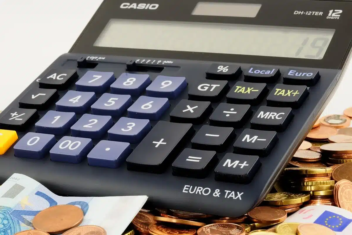 Personne remplissant des formulaires d'adhésion à un comptoir lumineux