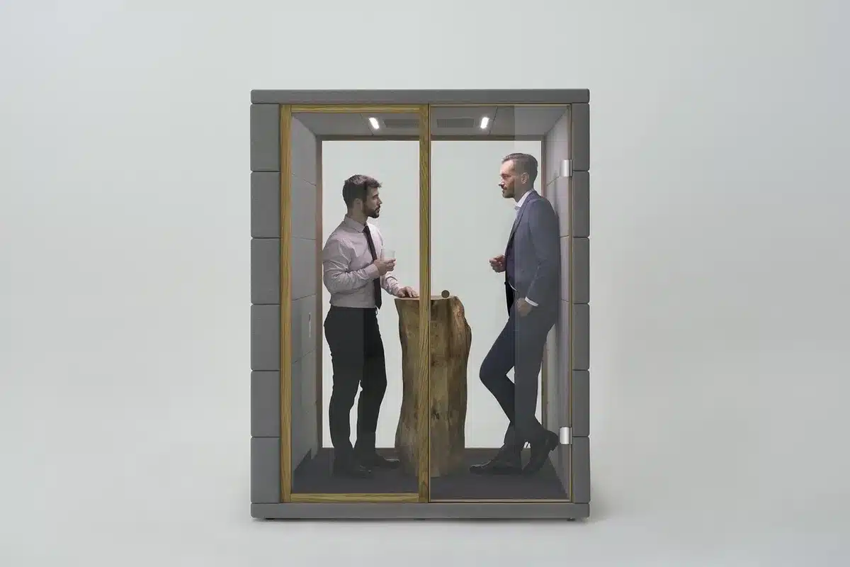 Réceptionniste décrochant le téléphone dans un bureau en journée