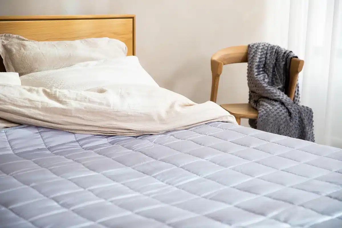 Matelas d'appoint installé dans une chambre pour la première nuit