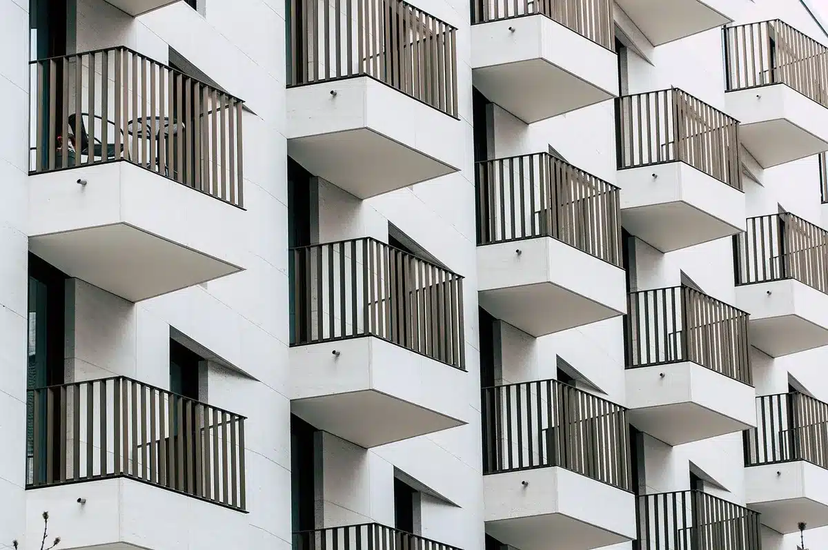 Façade d'un immeuble résidentiel de luxe à New York en plein jour