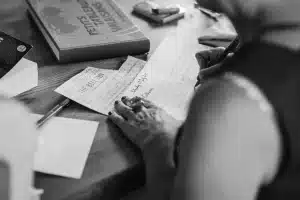 Documents bancaires avec numéro de routage et détails de compte sur un bureau