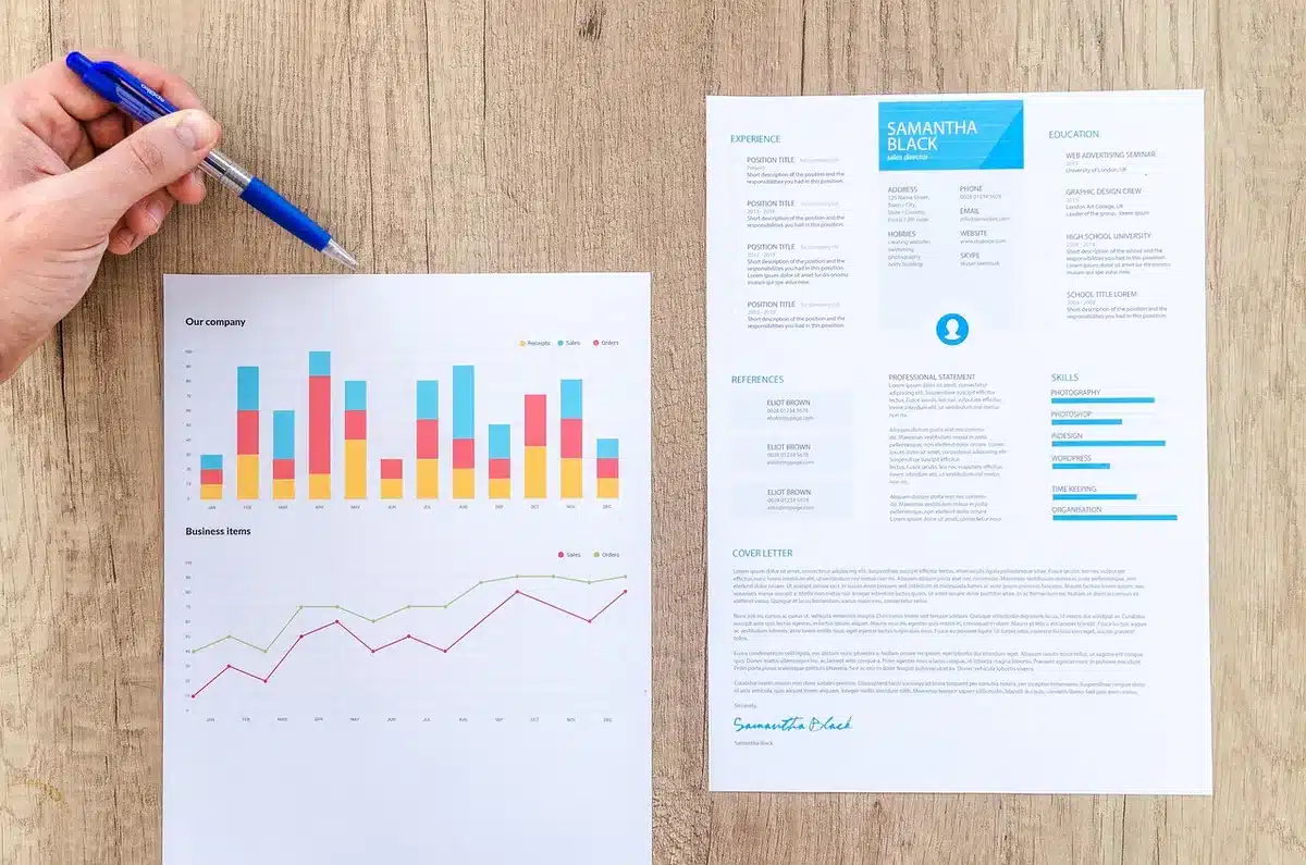 Graphique des taux d'intérêt imprimé sur un bureau ensoleillé