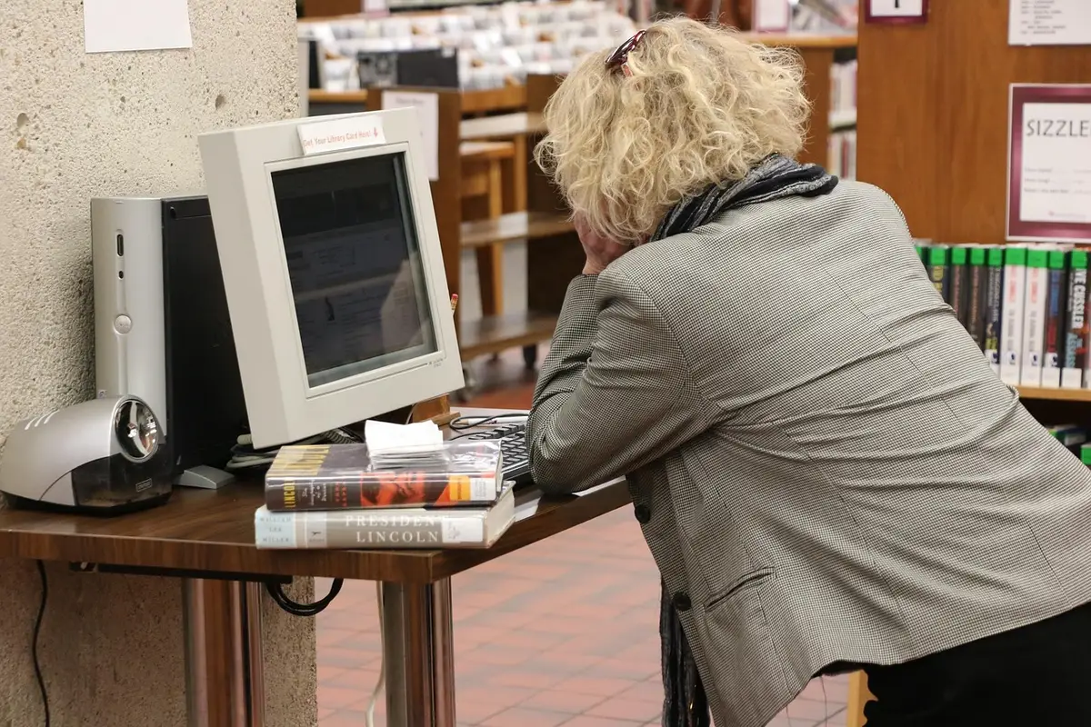 Personne lisant une politique de confidentialité sur un écran, notes à côté