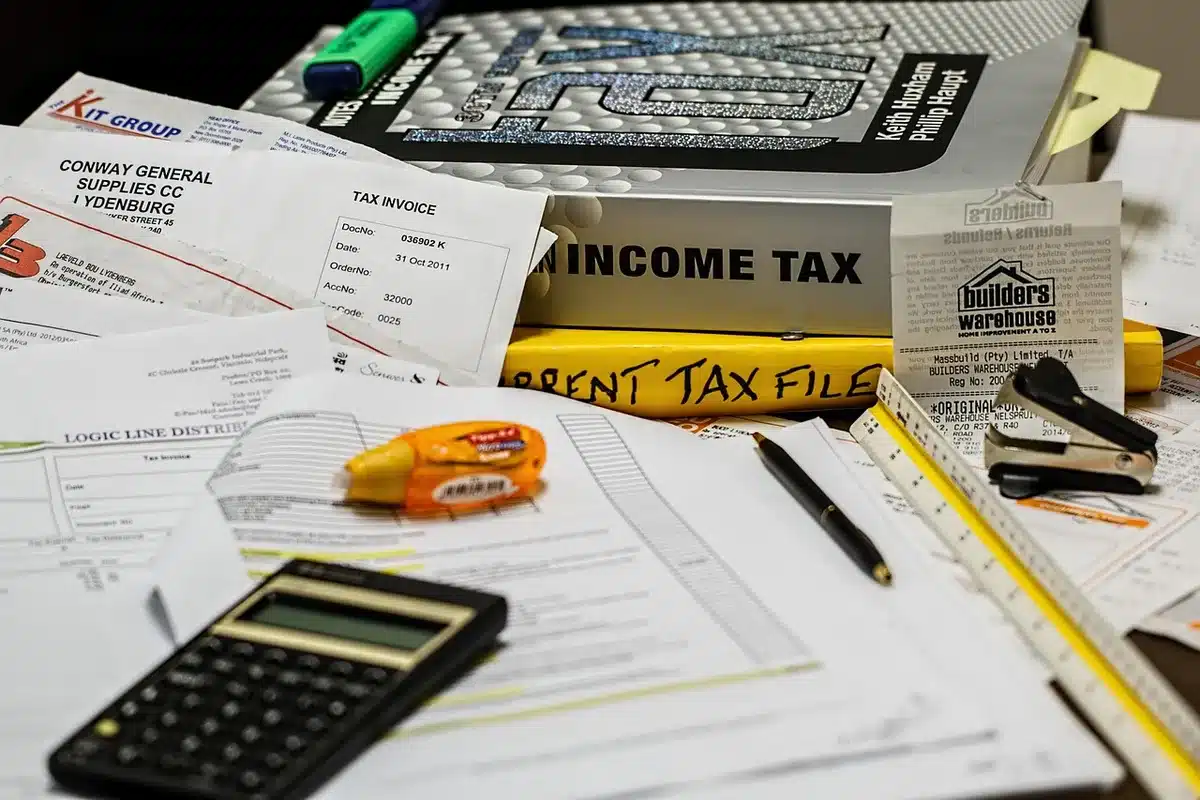 Relevé d'investissement posé à côté d'une calculatrice sur un bureau