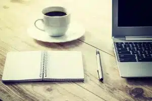 Bureau lumineux avec ordinateur portable, relevé d'investissement et calculatrice sur une table