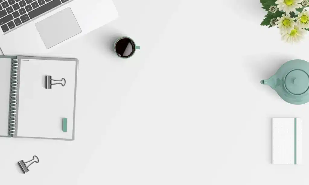 Bureau lumineux avec ordinateur portable et notes expliquant une blockchain