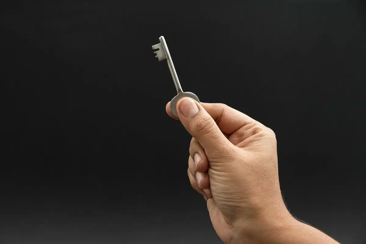Installation de barres d'appui de sécurité dans une salle de bains accessible pour seniors