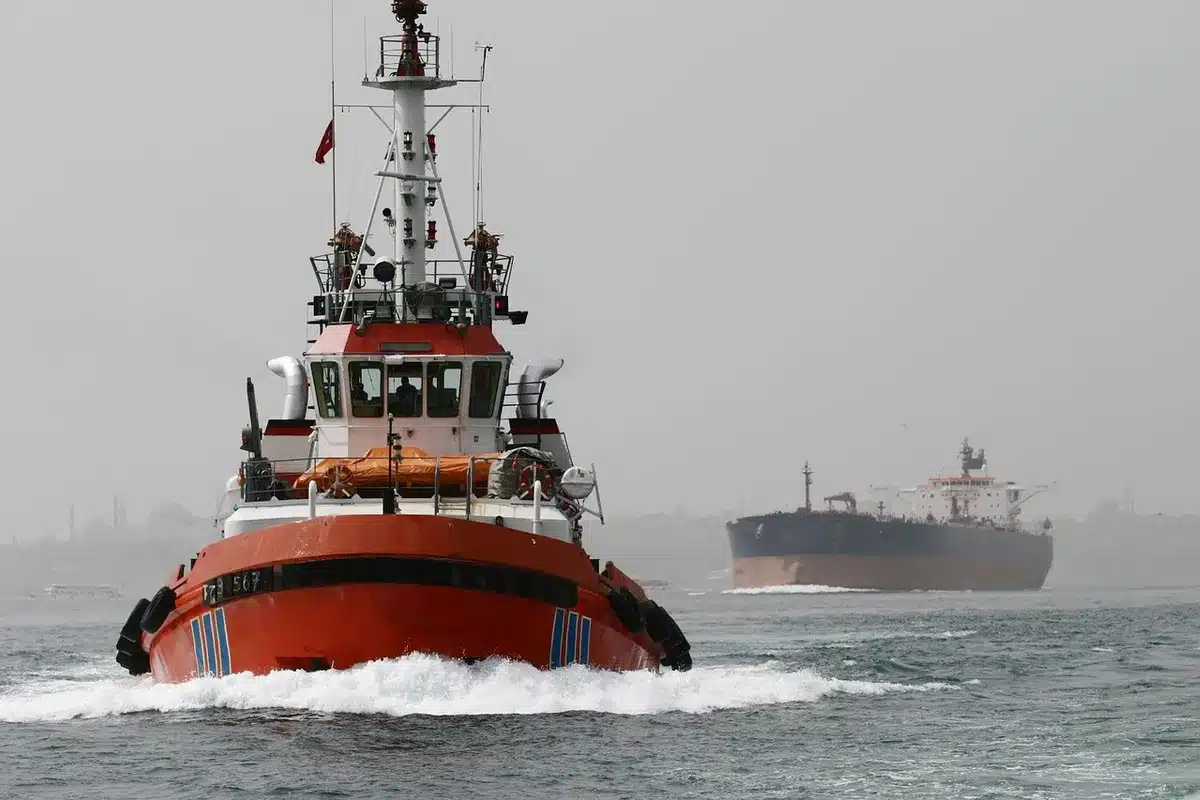 Pétrolier au port en plein jour, soulignant les perturbations maritimes