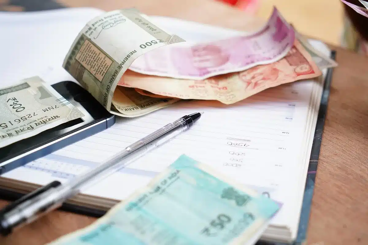 Réunion d'équipe en journée autour d'un tableau financier pour simulations de trésorerie