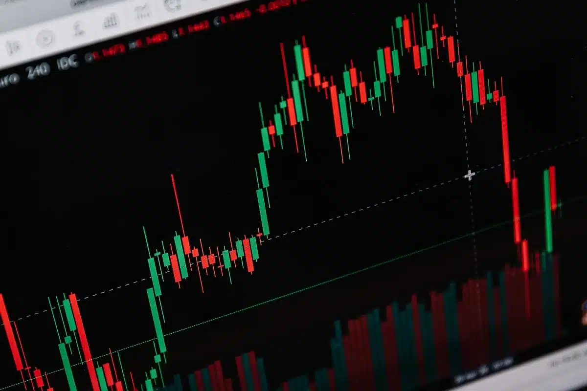 Graphique de trading avec chandeliers et niveaux de résistance clés marqués sur une paire EUR/USD