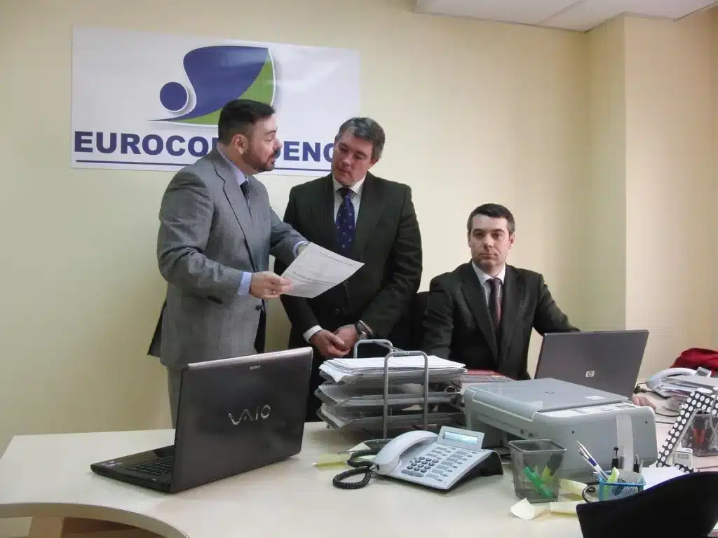 Candidat en entretien d'embauche face à un recruteur dans un bureau professionnel