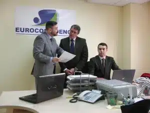 Candidat en entretien d'embauche face à un recruteur dans un bureau professionnel