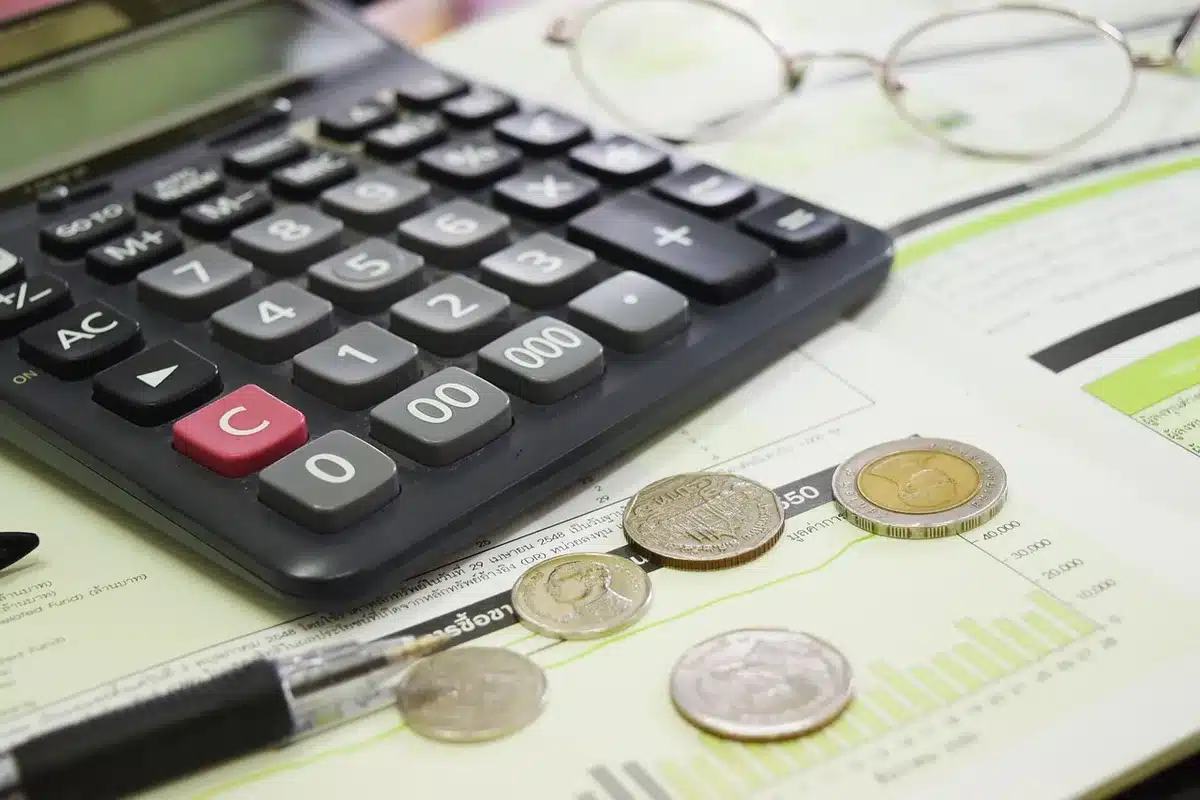 Carnet de planification financière avec calculatrice et notes