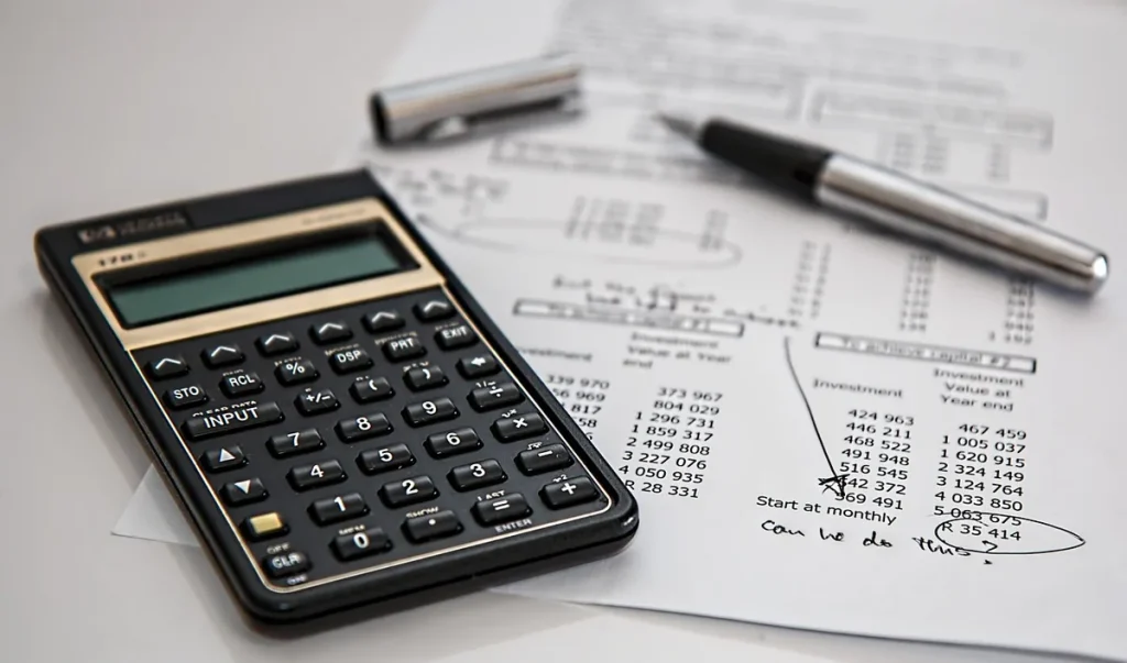Bureau en journée avec graphiques sectoriels et mains examinant des données financières